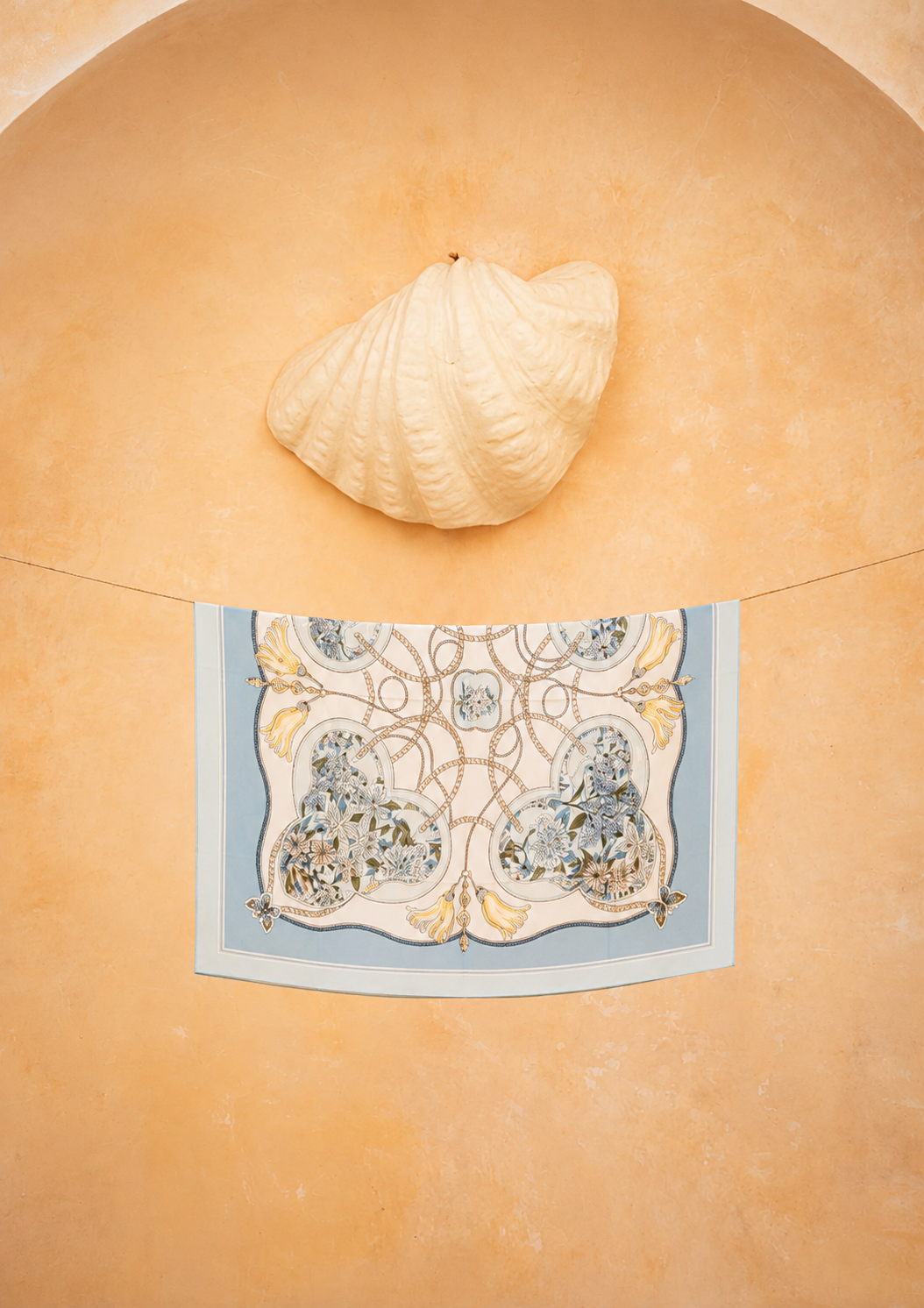 Foulard en soie Riviera MYSILK – détail motif baroque édition limitée
