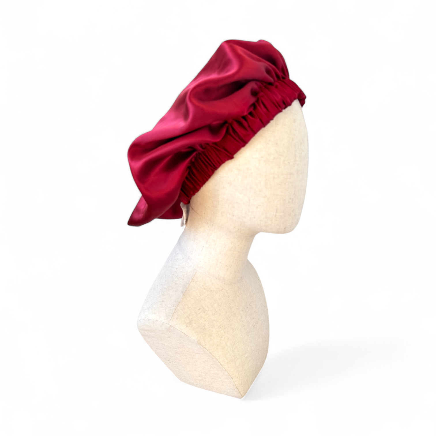 Bonnet en soie élastique et réglable, vu de côté couleur bordeau taille m