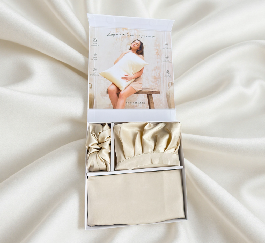 Coffret avec bonnet, chouchou et taie d'oreiller en soie couleur champagne 