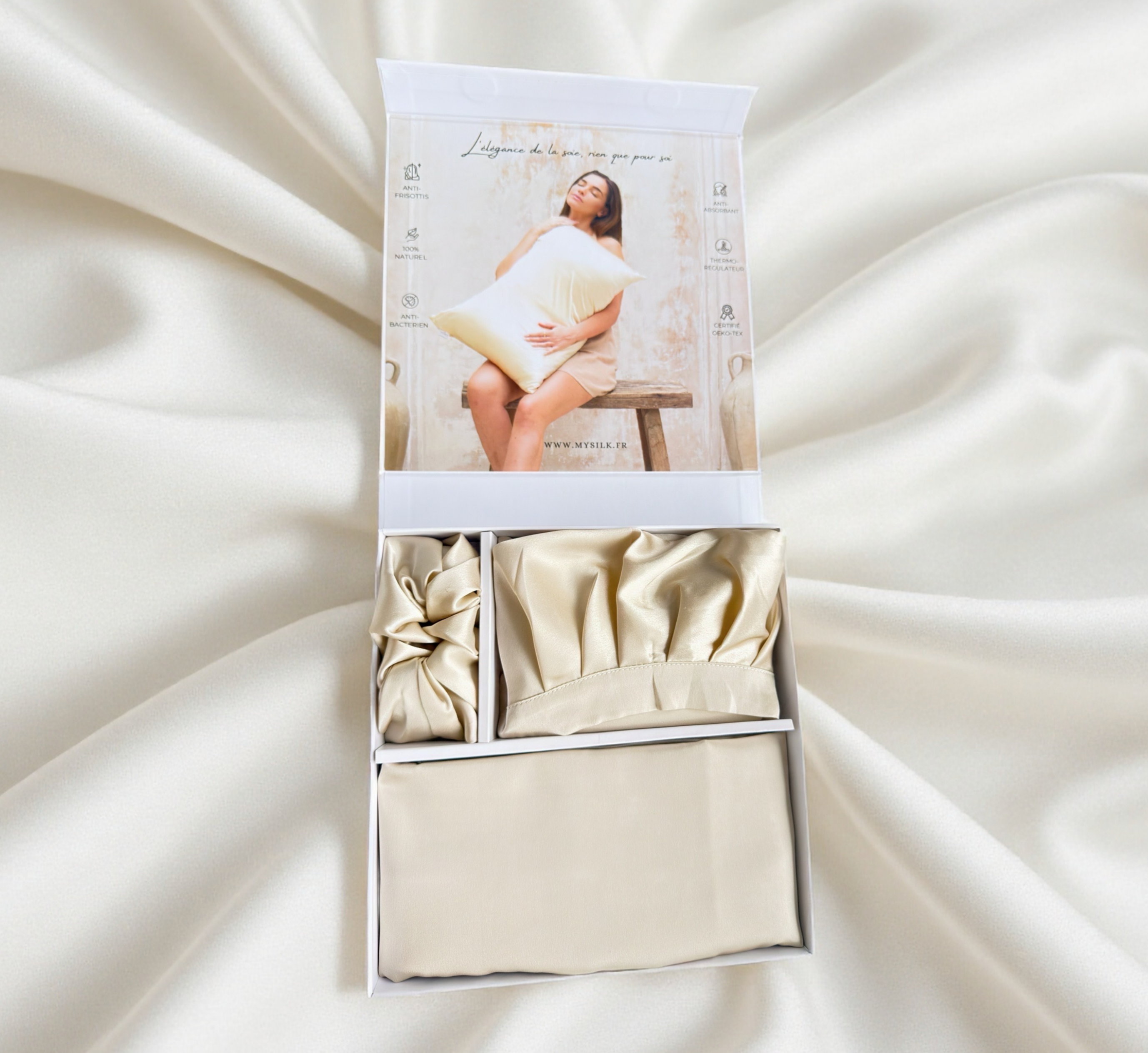 Coffret avec bonnet, chouchou et taie d'oreiller en soie couleur champagne 