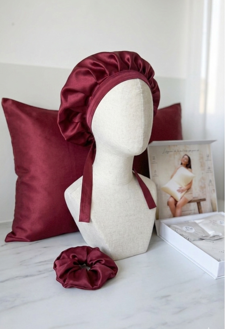 Bonnet en soie chouchou en soie et taie d'oreiller en soie couleur bordeau 