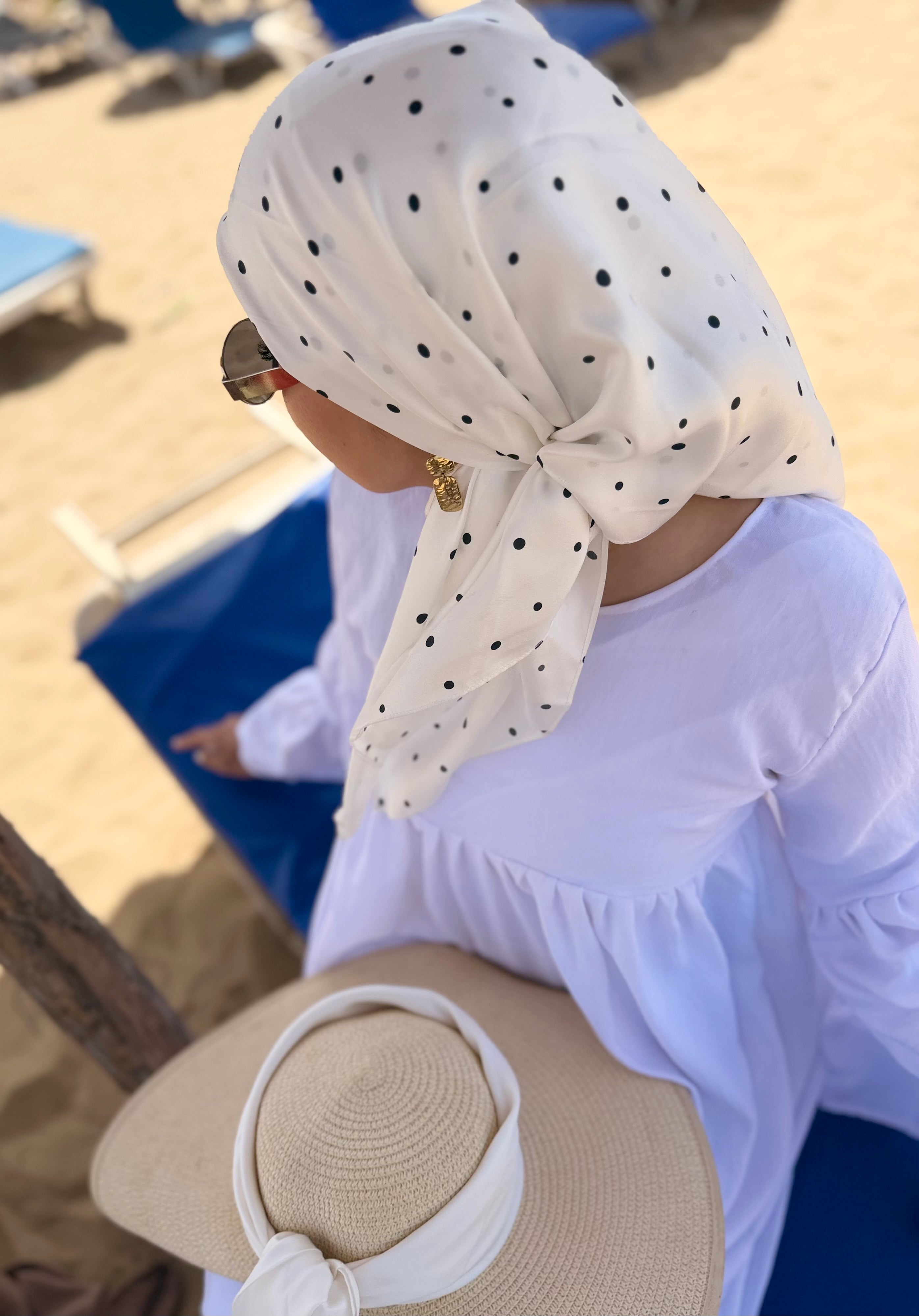 Foulard en soie blanc point noir MYSILK – porté sur la tête 