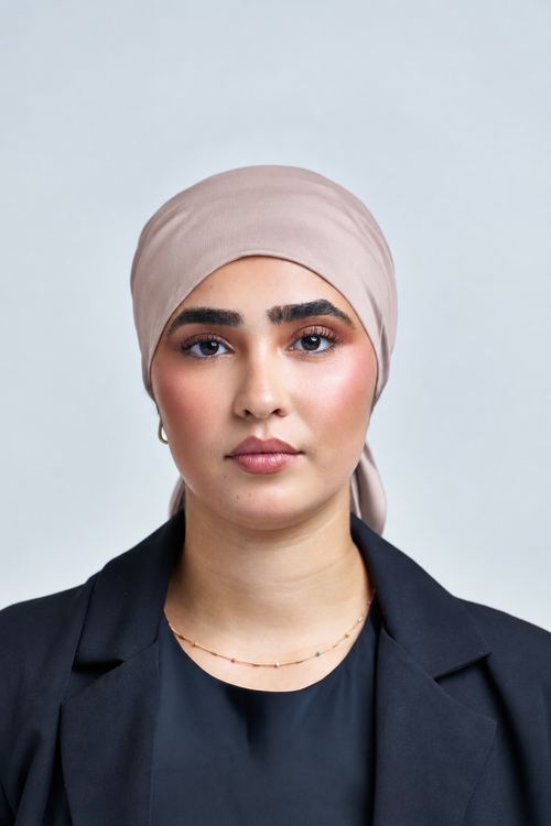 Bonnet sous voile Signature en soie de mûrier porté, vue de face – MYSILK