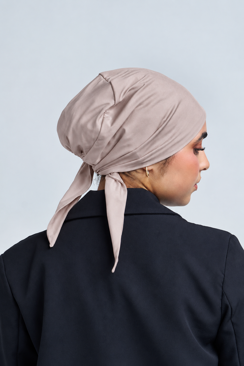 Bonnet sous voile Signature en soie porté, vue de profil – MYSILK