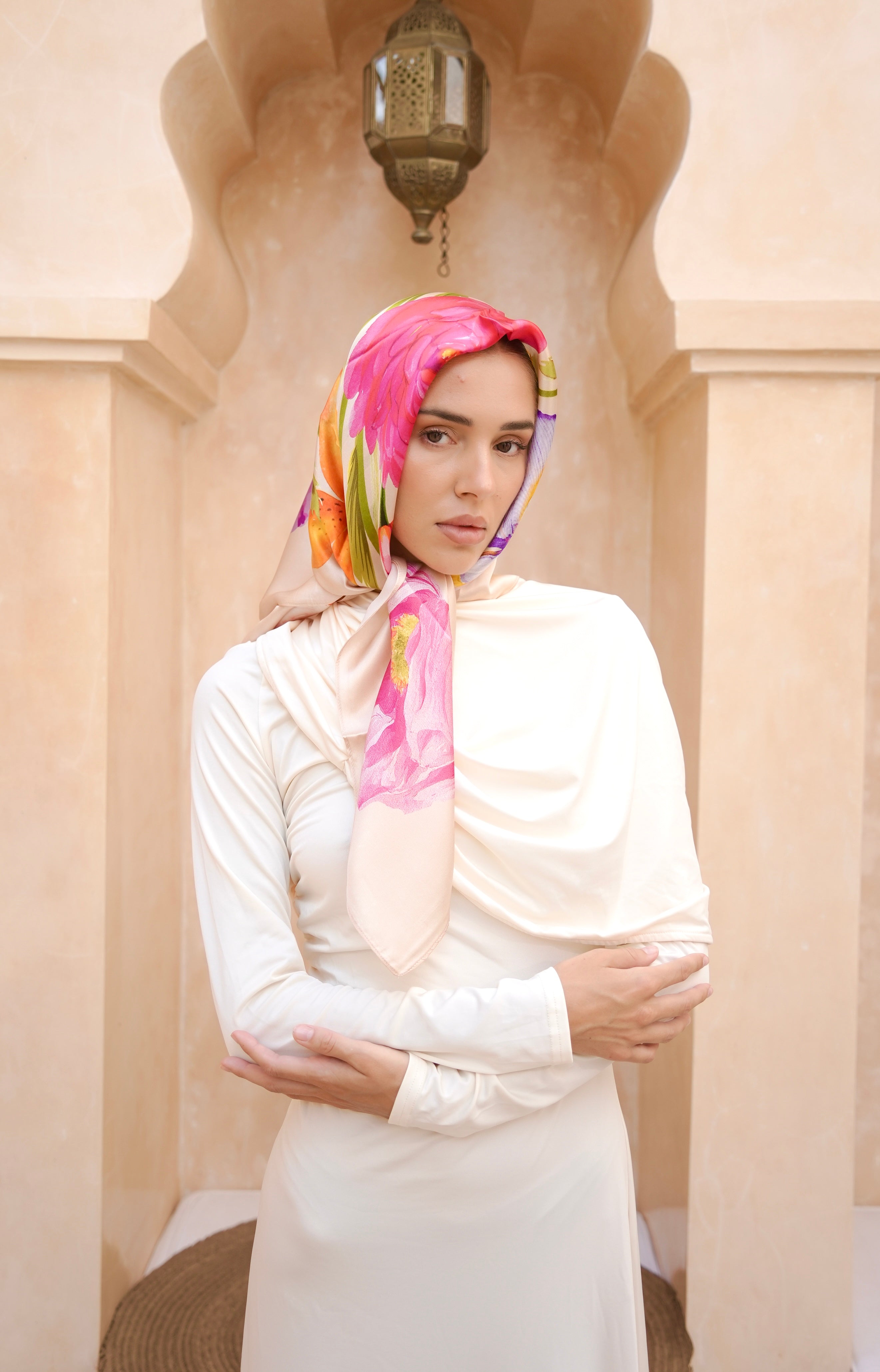 Foulard en soie Rosa MYSILK – porté noué autour du cou
