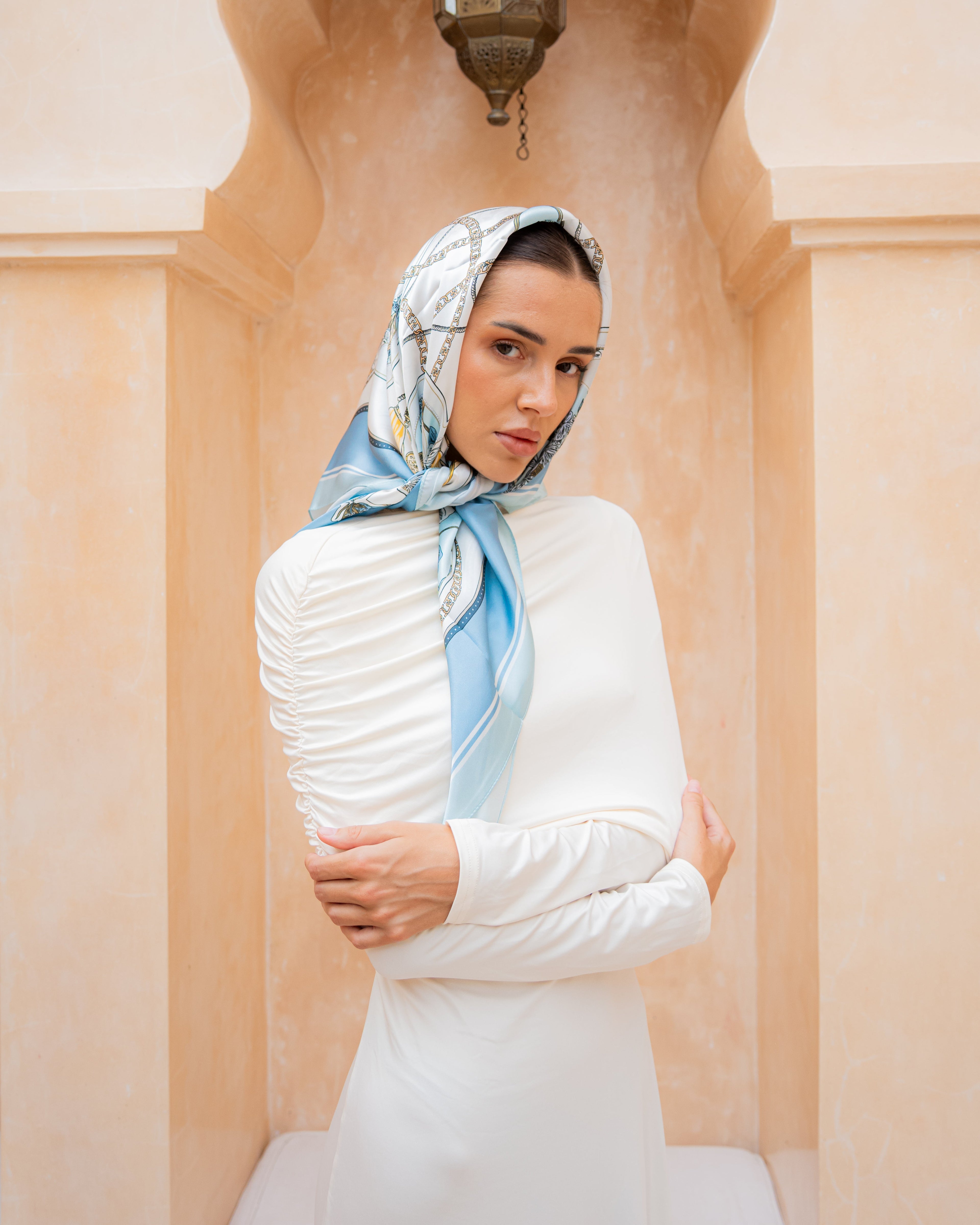 Foulard en soie Riviera MYSILK – porté noué autour du cou