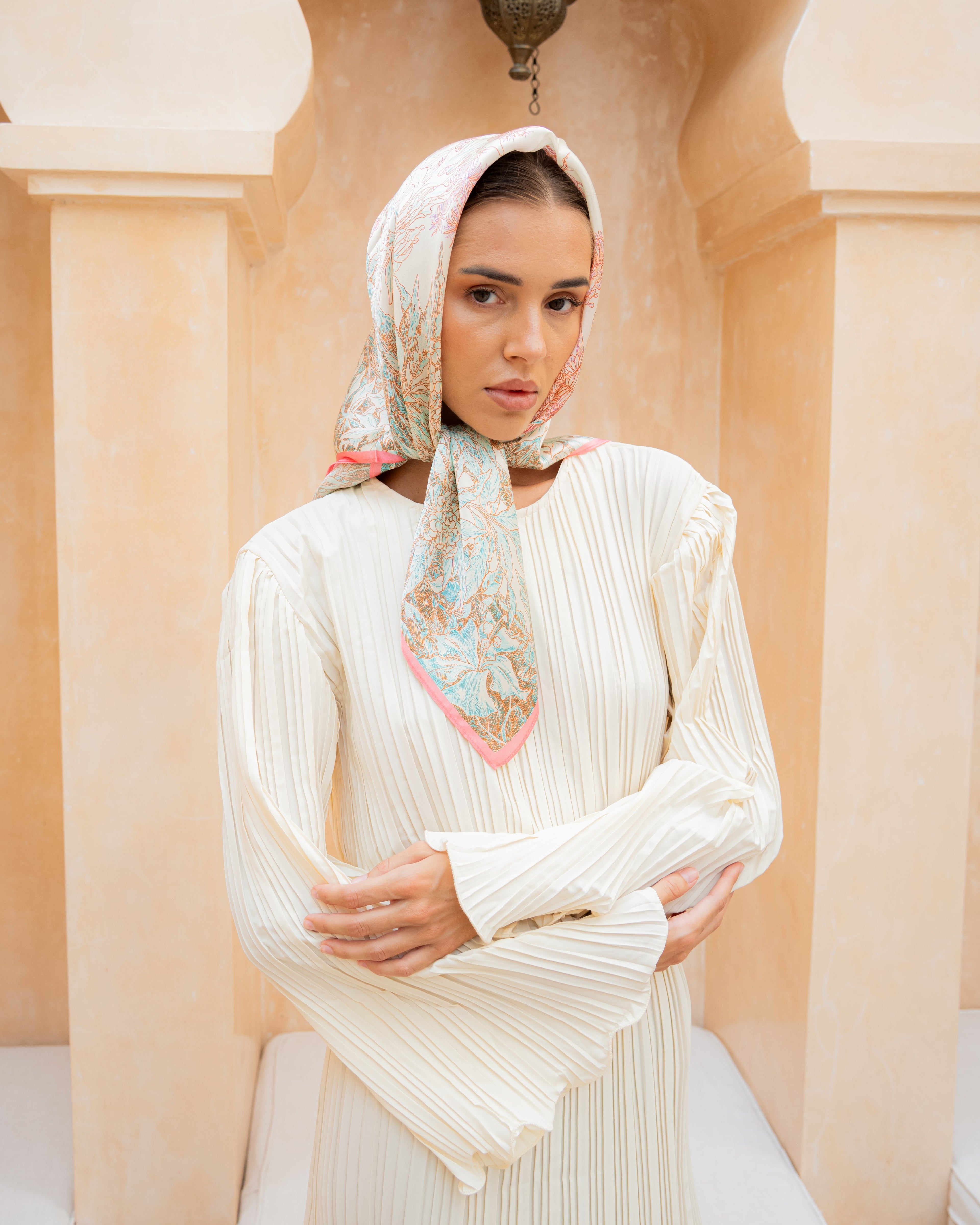 Foulard en soie Primavera MYSILK – porté noué autour du cou